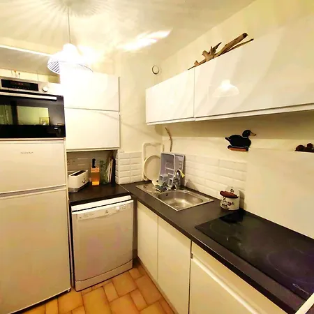 Superbe T2 Avec Piscine, Parking, Animaux Admis A 30m De La - Fr-1-607-94 *